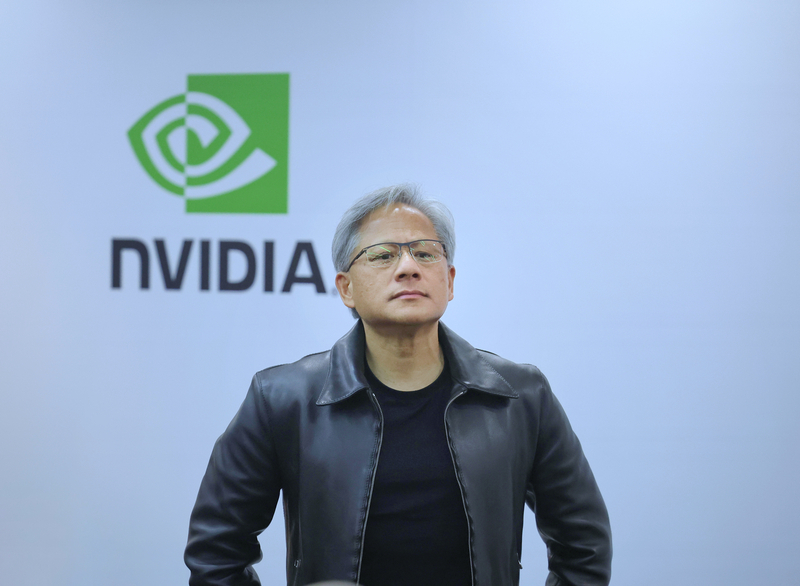 黃仁勳估美國晶片獨立至少要十年 專家：供應鏈廣