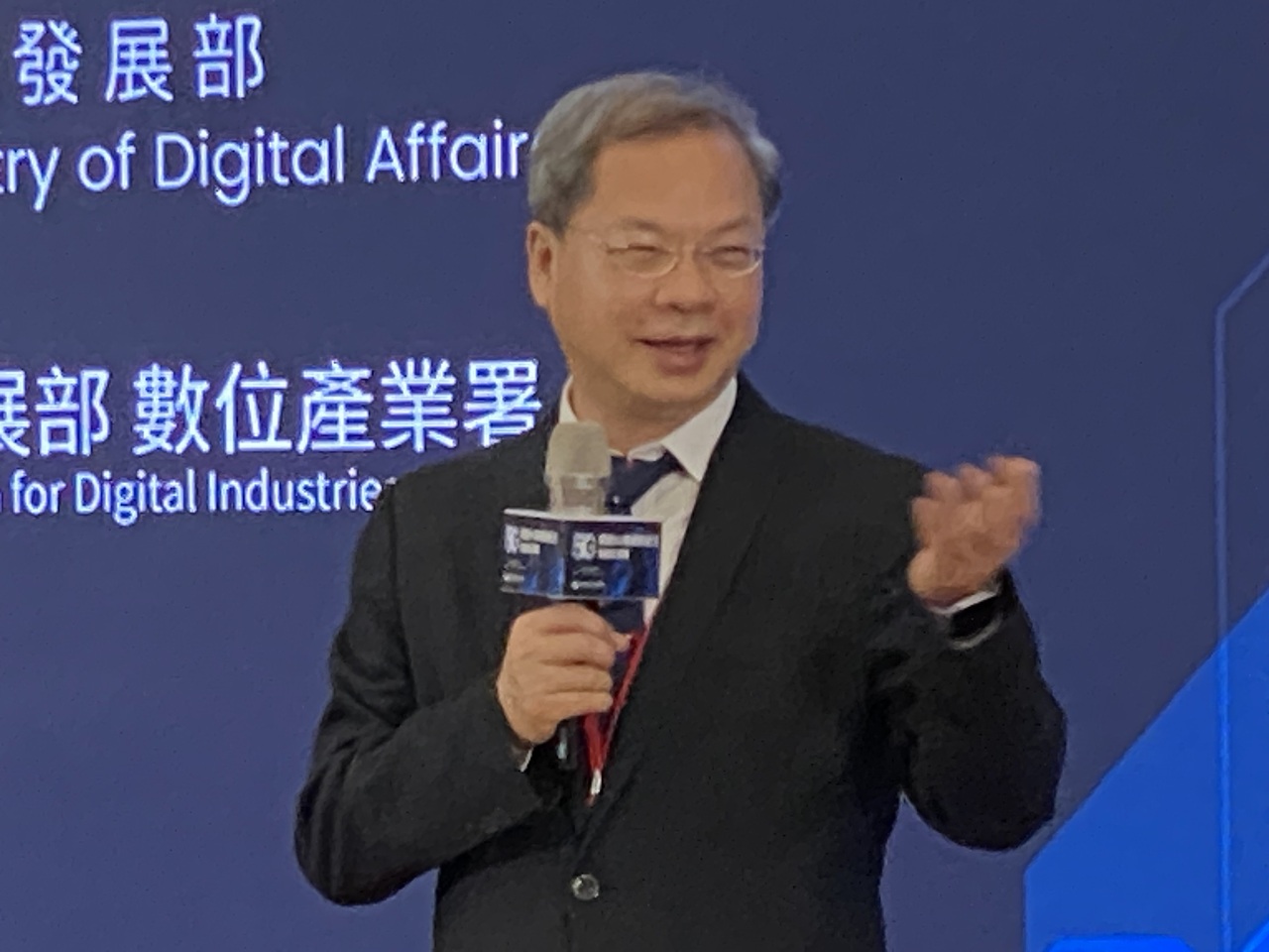 彌補人力缺口 龔明鑫：大幅延攬國際人才