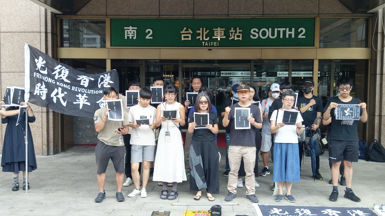 反送中歌曲遭禁唱 港人攜手台青北車快閃傳唱(影音)