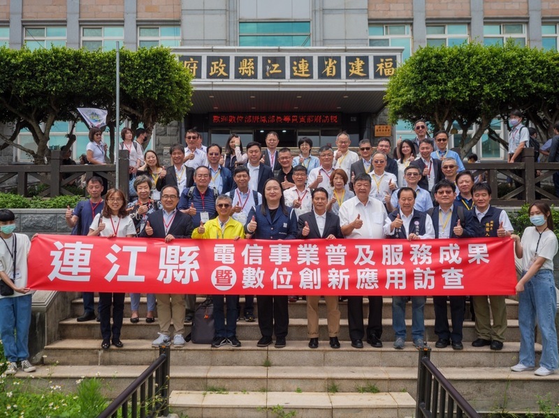 唐鳳率團赴馬祖 實地演練海纜微波與衛星通訊切換