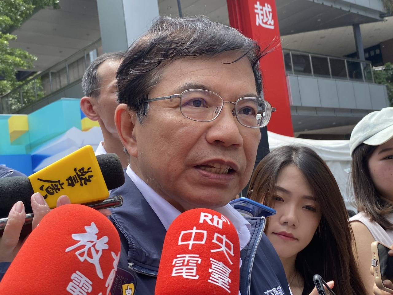 斑馬線有人車子就要等  交長：暫緩實施
