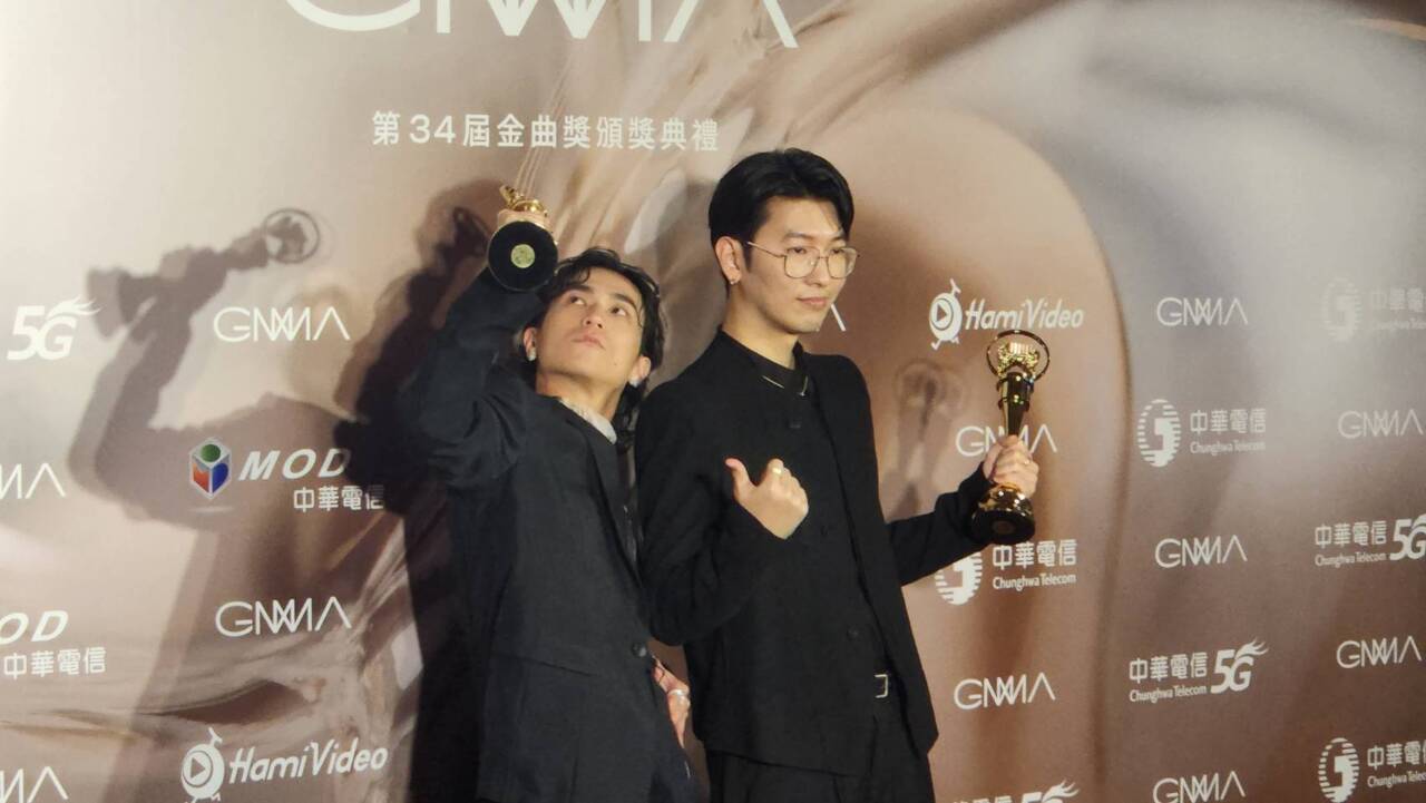 金曲34／艾怡良大烏龍念錯得獎人  嘟嘟、周已敦獎座「失而復得」