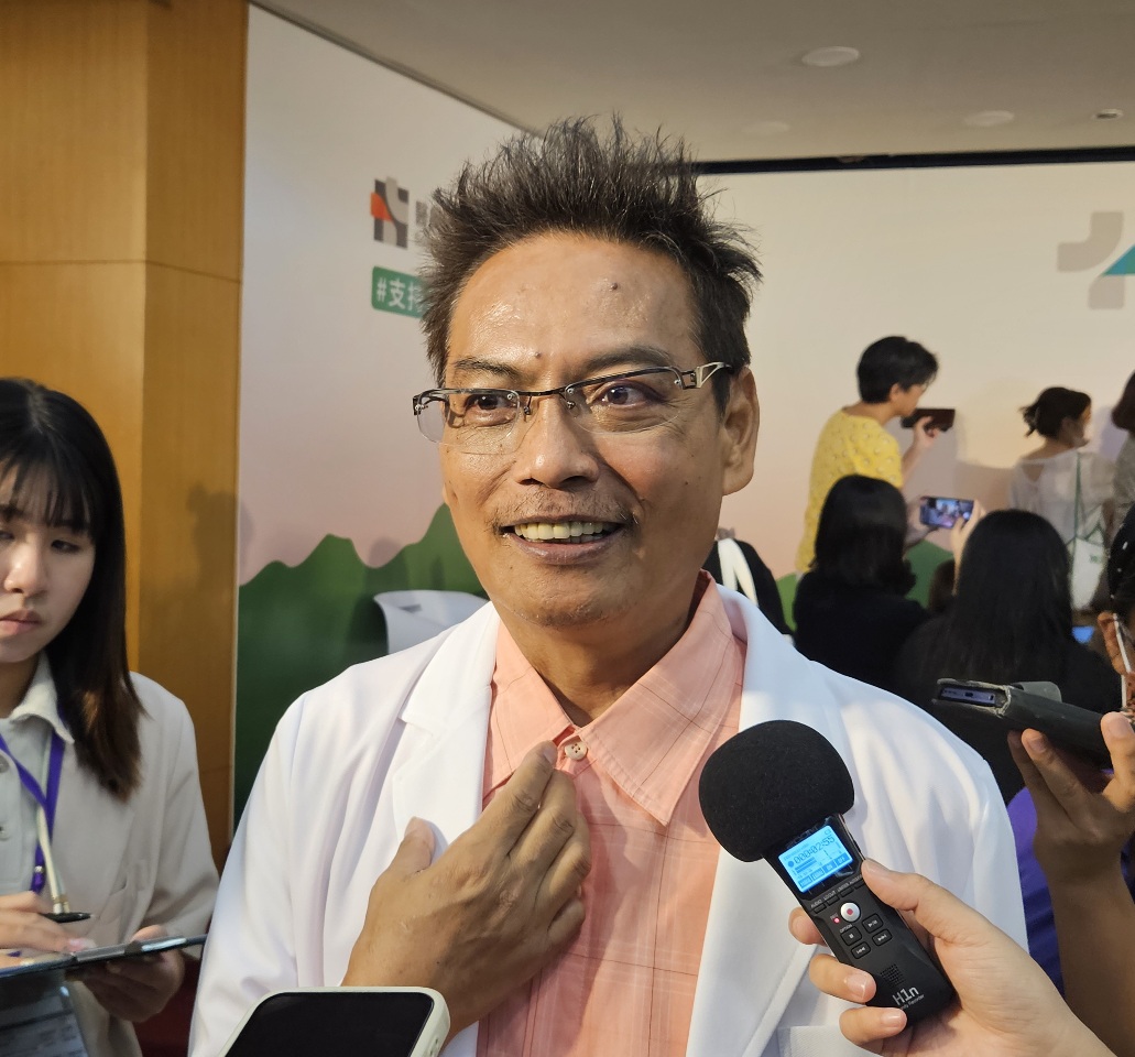 成立「南迴診所」 「超人醫生」徐超斌不畏中風罹癌到宅看診