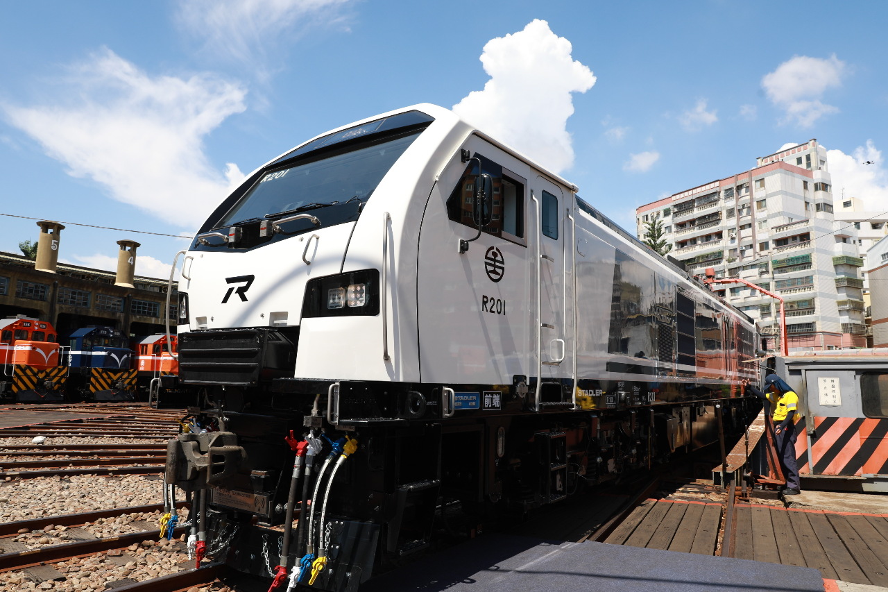 新柴電機車亮相 交長：為台鐵公司化奠新開始 (影音)