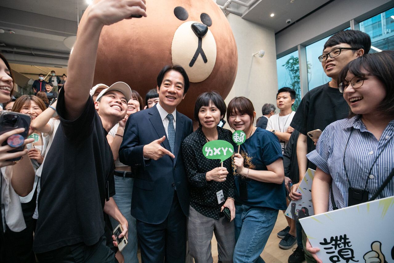 賴清德參訪LINE台灣辦公室 盼共同打擊網路詐騙