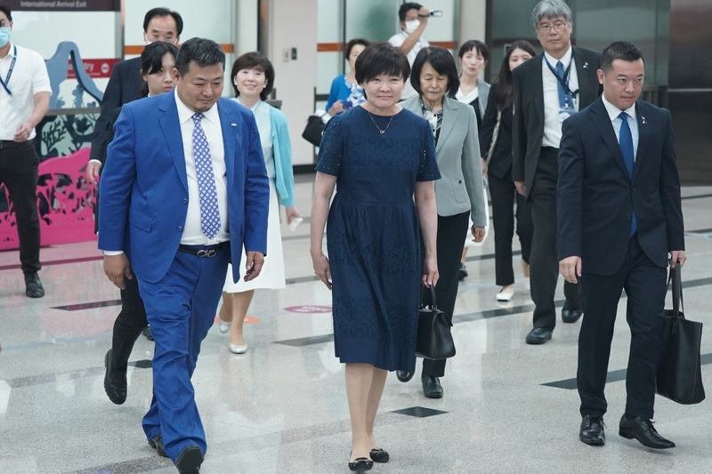 安倍昭惠抵台 民眾舉牌感謝安倍晉三