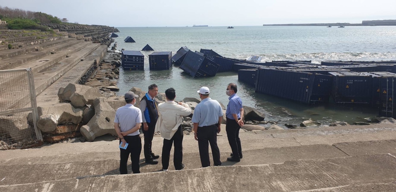 天使輪漂流貨櫃已淨空！ 港公司正盡全力吊離擱淺貨櫃