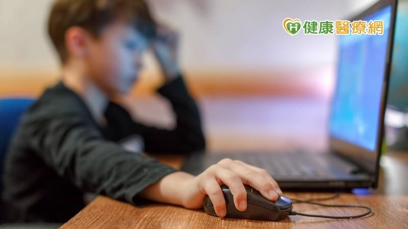 一週32.2小時都在上網！近六成兒少曾被「要求交往」　這樣做防詐騙