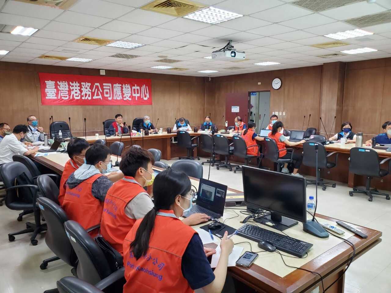 颱風阻出海 天使輪沈船油污延伸2平方公里