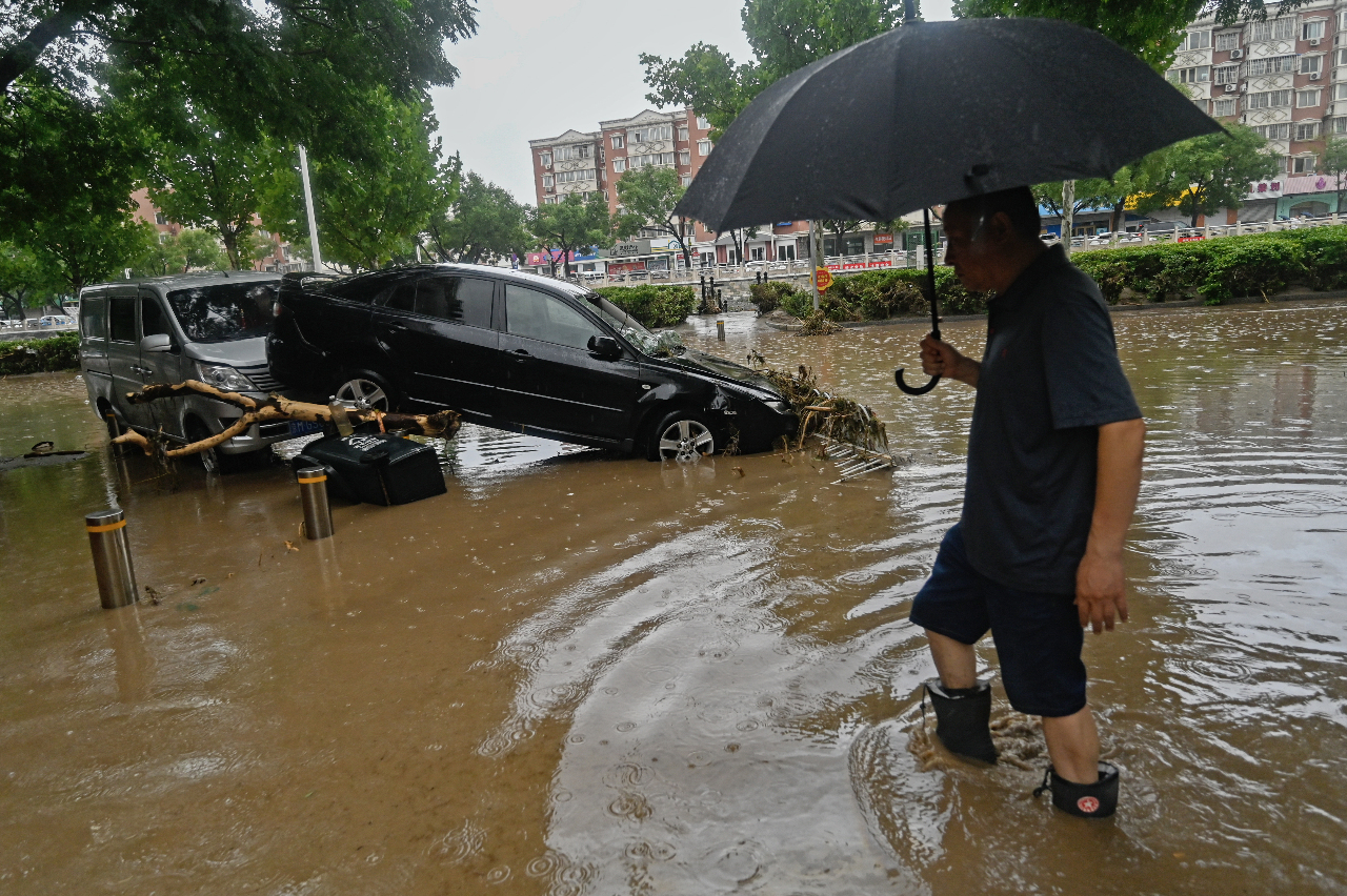 北京東西城暴雨紅色預警 全市多條路段積水斷路