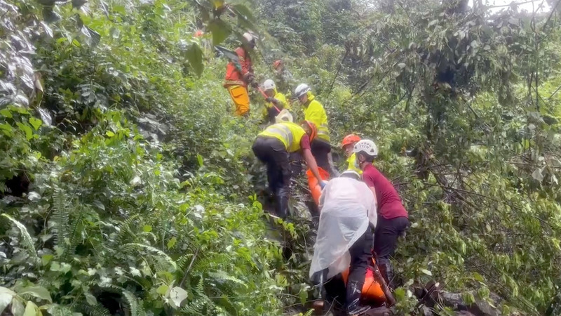台電外包工程車翻落山谷 4人無生命跡象