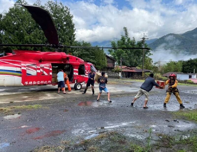 空勤總隊直升機進入南投山區 救出奧萬大受困43人