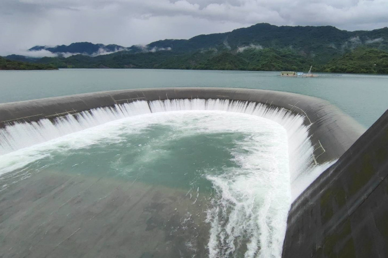 降雨持續 南化水庫蓄滿溢流居民注意