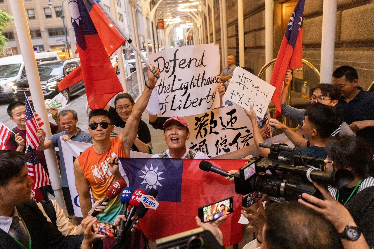 賴清德過境紐約 &nbsp;中國大陸民主人士喊口號歡迎