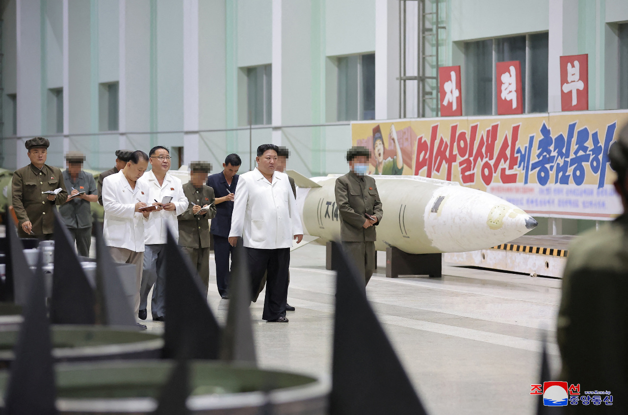 金正恩視察戰術飛彈廠 強調大規模武器生產
