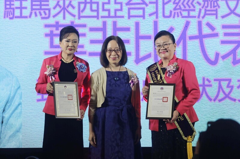 世華檳城會長交接 獲僑委會感謝狀與賀狀