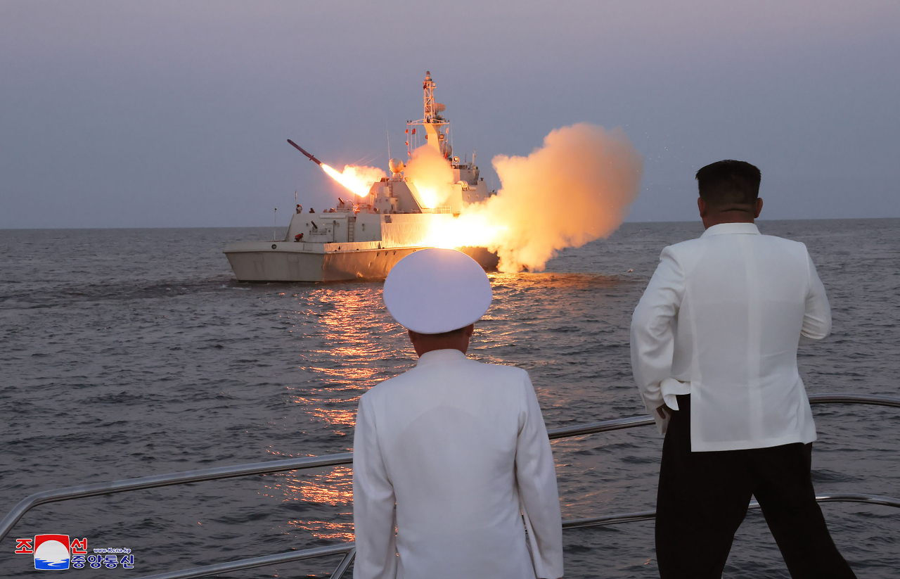 韓美軍演登場前 金正恩視察北韓飛彈試射