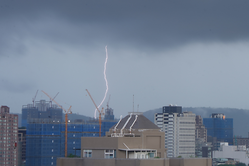 大雷雨影響 松山機場午後2度暫停起降