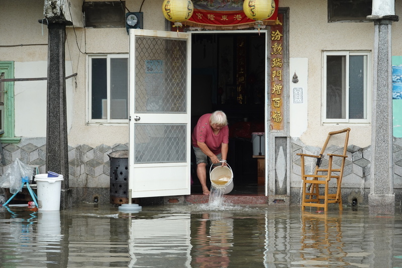颱風蘇拉又逢大潮 雲高屏海水倒灌多處淹水