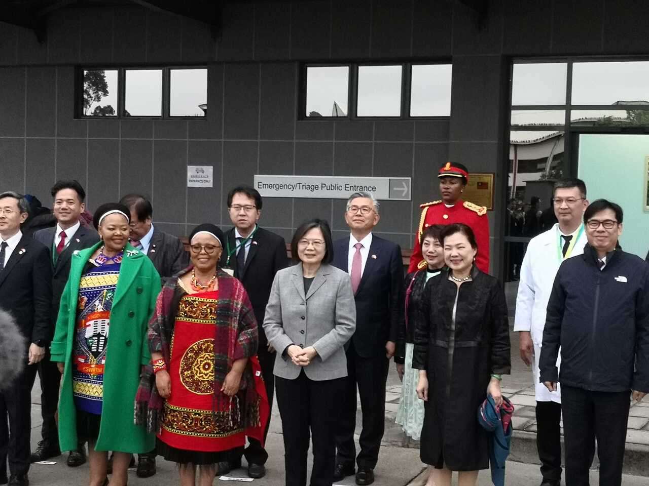 蔡總統參觀史京政府醫院 盼台史公衛合作成果讓世界看見