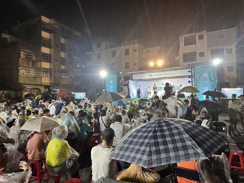 台中雨中廟口開講 柯文哲：常忘了侯友宜的存在