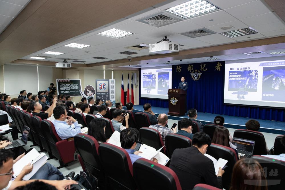 國防報告書：中共航母福建號是遠洋海軍象徵 須積極應對
