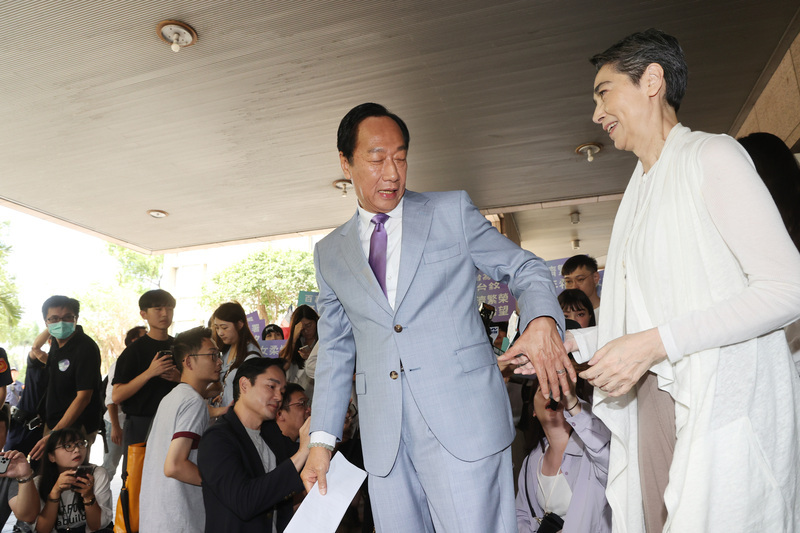 不只郭台銘！共10組人登記「參選總統連署」 駐美代表蕭美琴發文呼籲聯合國 停止曲解第2758號決議  中國送英外交官「茶壺」餞行 裡頭藏竊聽器