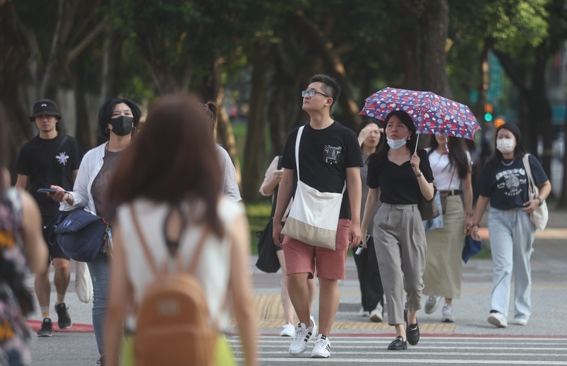 秋高氣爽防曬補水 午後南部局部雨勢明顯