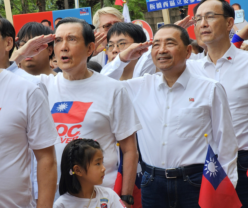 侯以市民身分出席新北升旗典禮 綠批荒謬