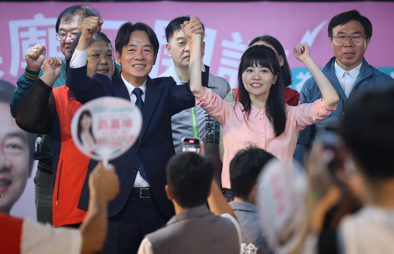 賴清德讚王世堅有民主DNA 開嗓唱歌慶高嘉瑜生日