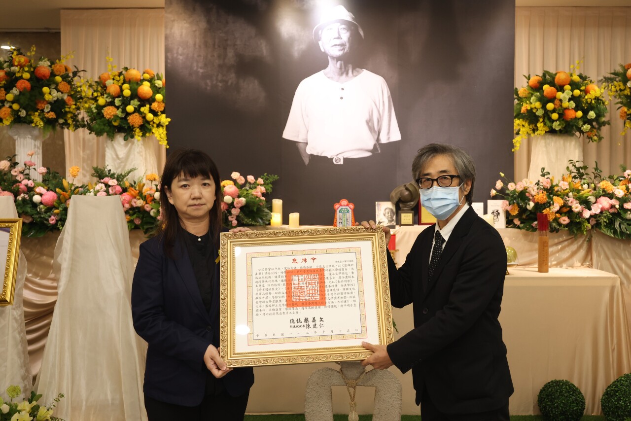 詩人林亨泰告別式&nbsp;文化部代表頒贈總統褒揚令