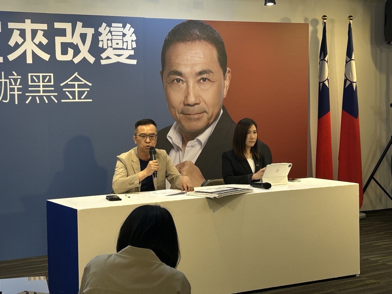 侯辦引「潛水夫想鯊魚摸不到珍珠」 盼藍白合有好的結果