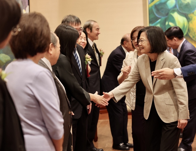 接見醫療奉獻獎得主 總統盼卸任後陪玉山醫療隊登山義診