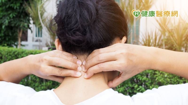 躺床追劇、滑手機 醫：小心「1現代病」找上你