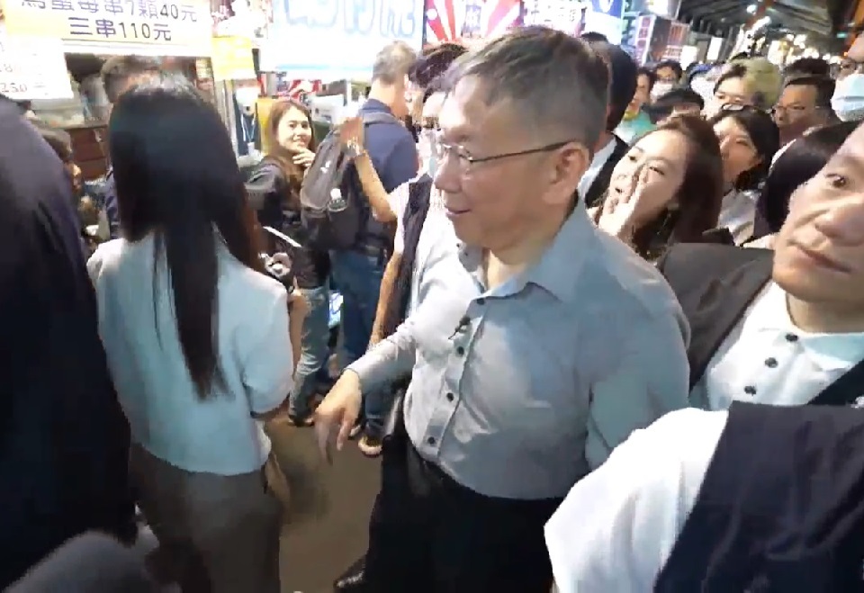 藍白合政黨協商前夕 柯文哲赴逢甲夜市掃街