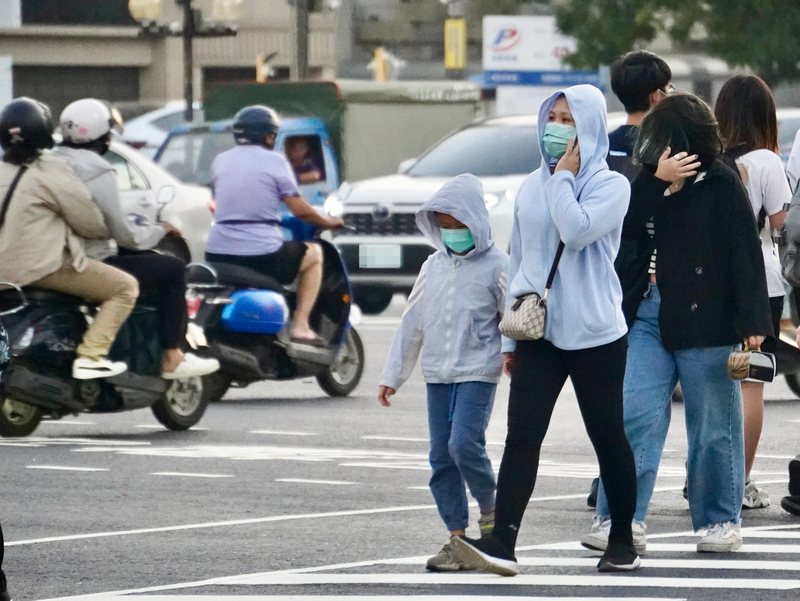 鋒面通過及冷氣團南下  各地越晚越冷
