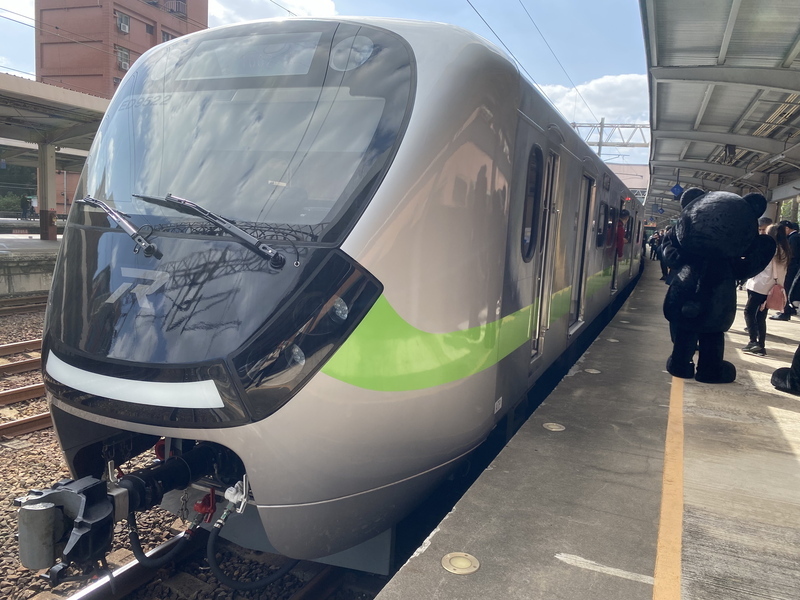 雙鐵新車陸續到位 交長李孟諺盼同時提升運能及安全
