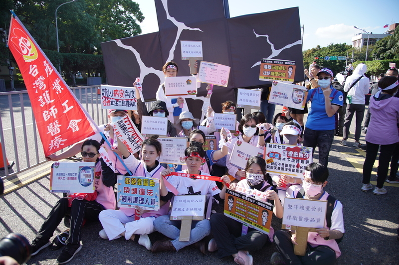 近千醫事人員發起黑十字運動 反對超額招生