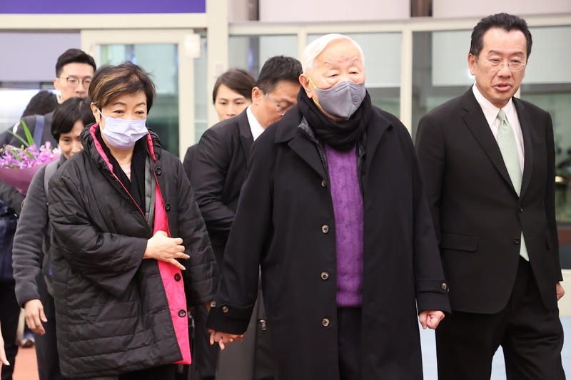 張忠謀結束APEC行程返台&nbsp; 顧立雄與吳釗燮接機