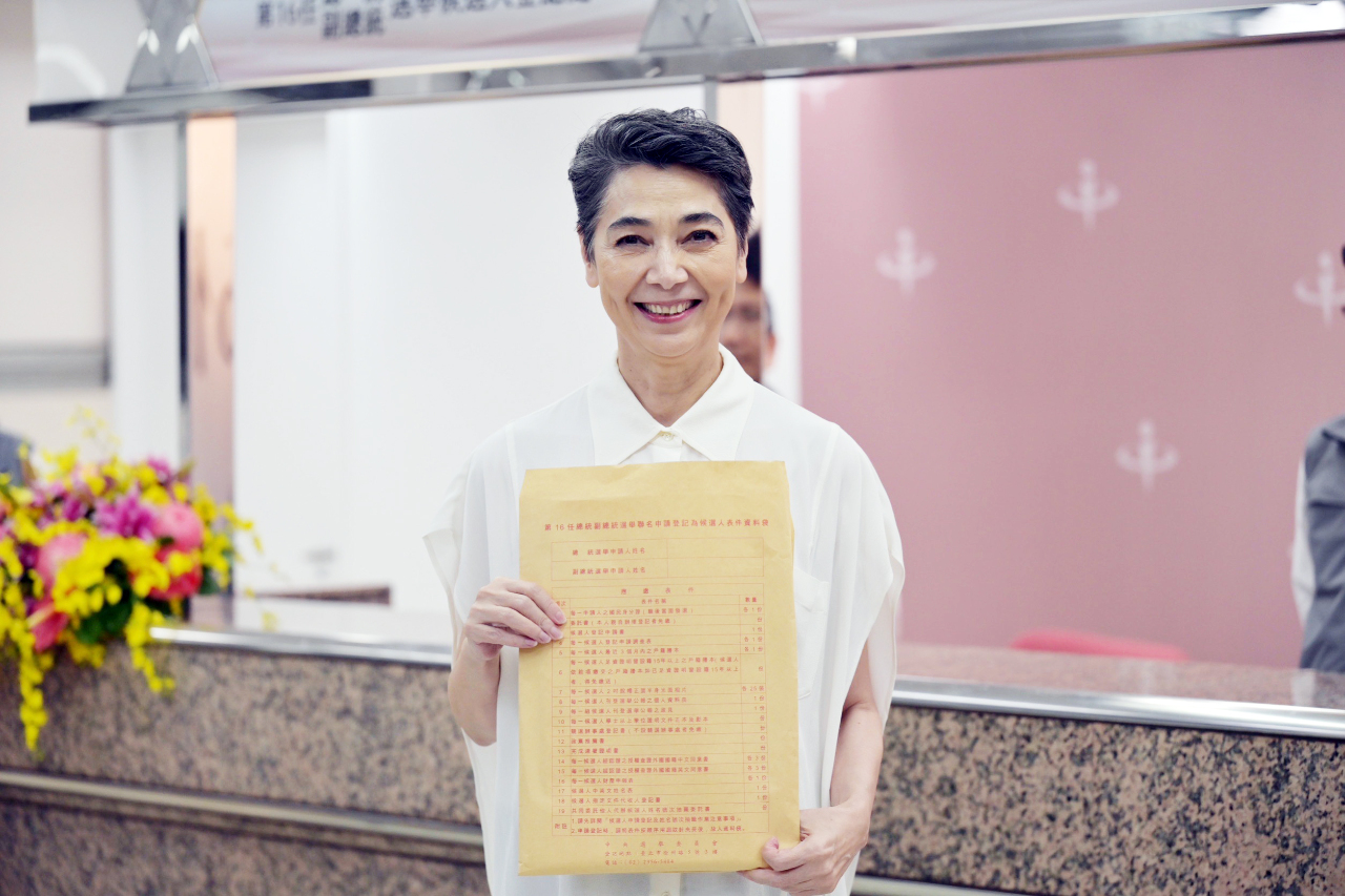 賴佩霞代表領表稱完成該有程序 未回答是否參選到底