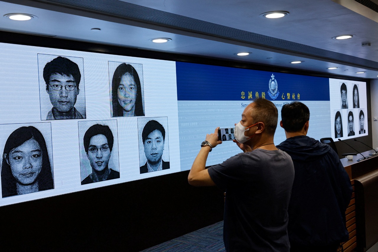 港警通緝在英港人鄭文傑　全家被問話搜屋