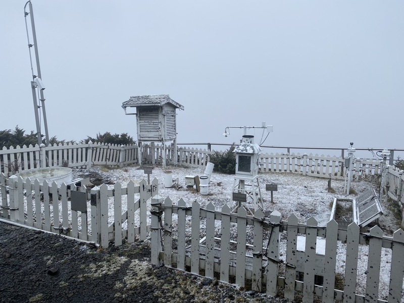 元旦連假首日上午 玉山北峰持續飄雪逾1小時
