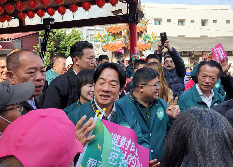 賴清德輔選被熱情女粉絲親臉 國安局強化近身部署