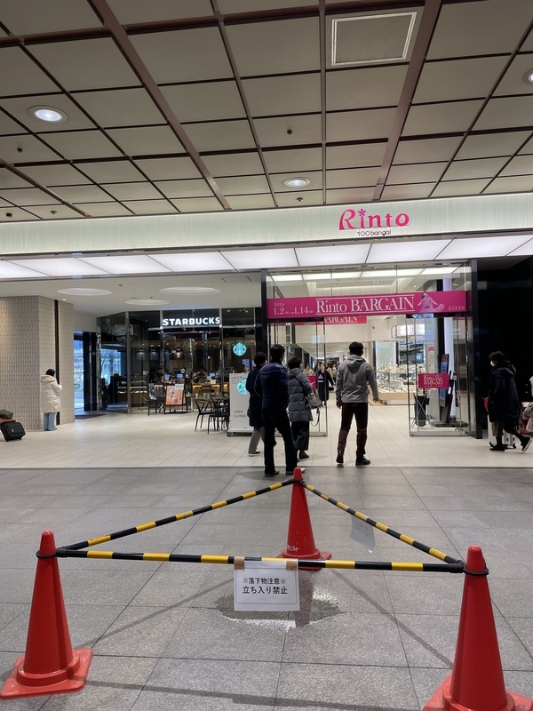 日本能登強震後&nbsp;金澤車站地磚碎裂、天花板掉落