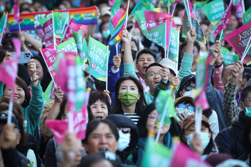 賴清德競總外湧進支持者&nbsp; 關注開票進度