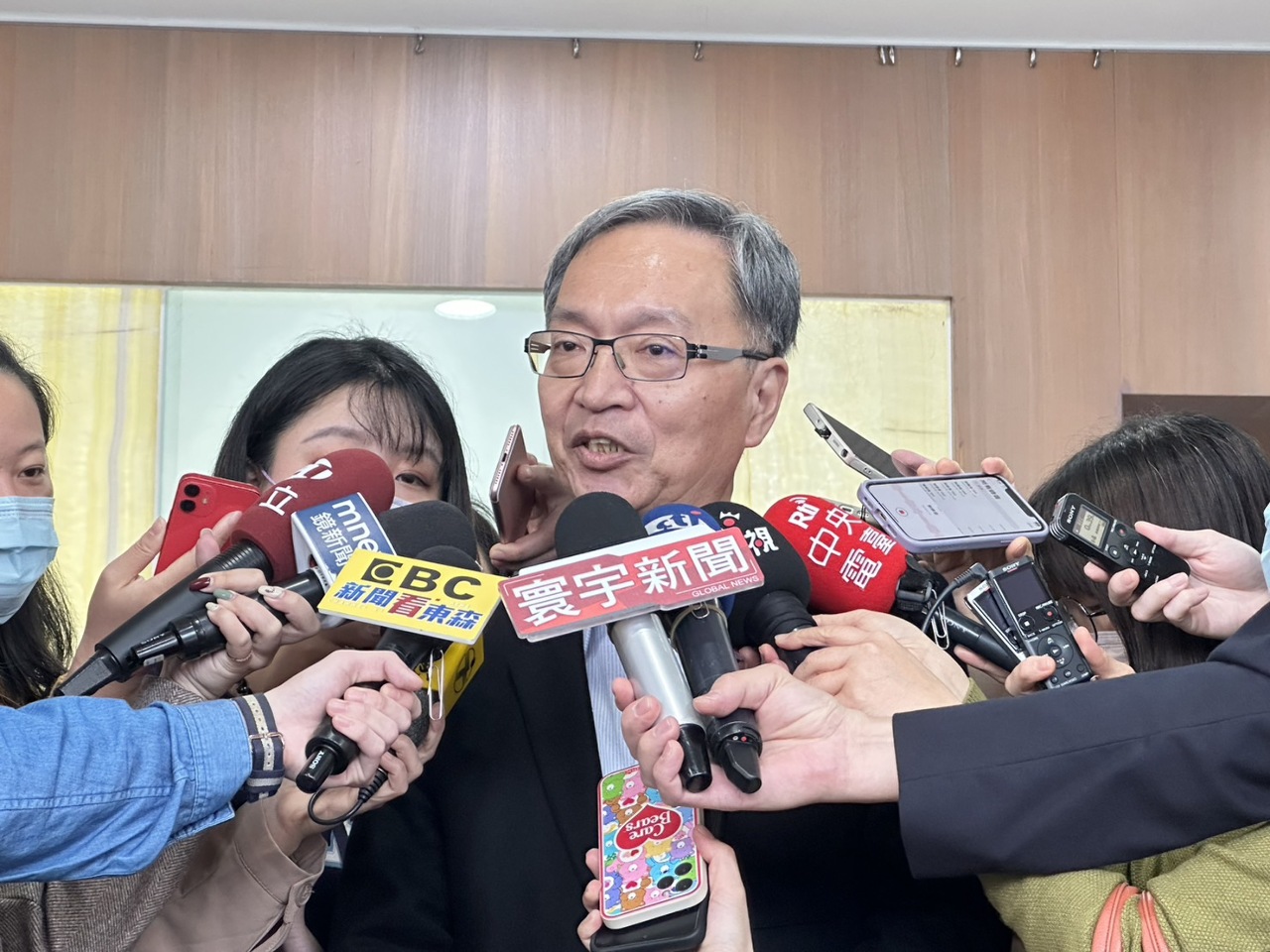 取得EUA隔天簽保密協定 薛瑞元：時間本有先後 未挑時間