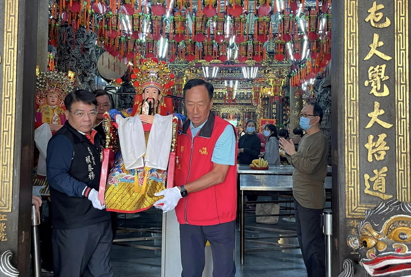 郭台銘現身板橋慈惠宮 參加安座典禮