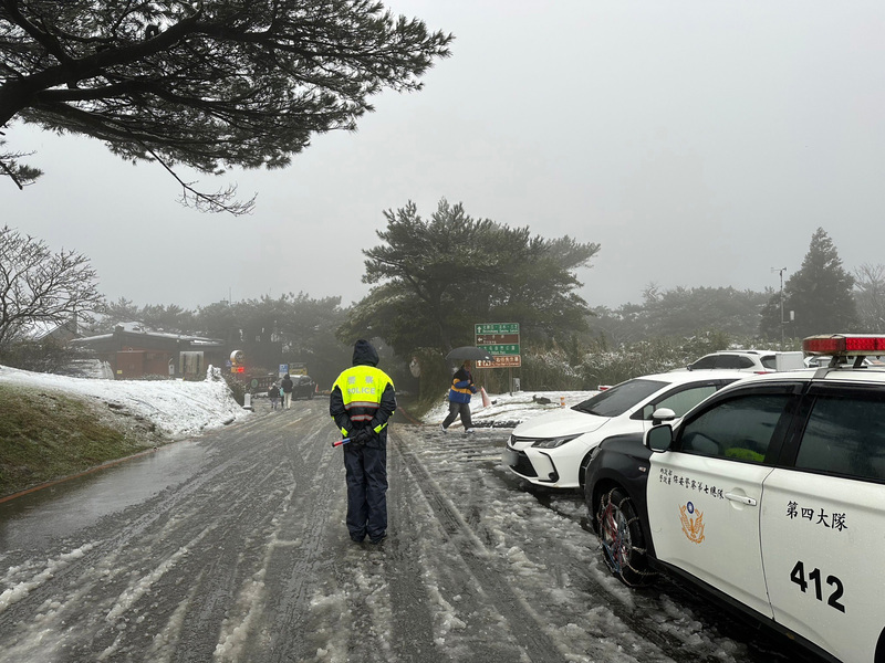 陽明山交管  民眾凌晨追雪未影響白天車流