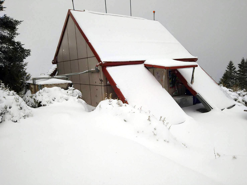 寒流發威 雪霸三六九山莊積雪最深達30公分