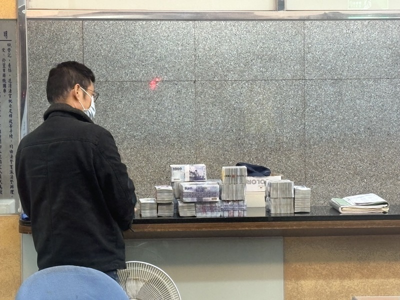 台中銀董事長花公款10億租豪車私人飛機  羈押禁見